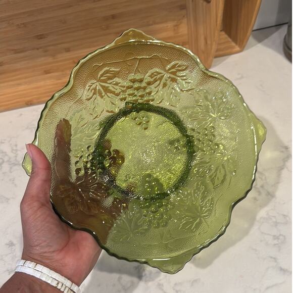 vintage Anchor Hocking green glass serving bowl raised grape leaf pattern - Picture 6 of 10